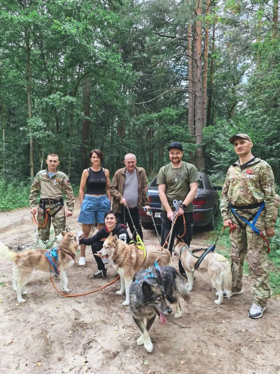 Ветераны СВО с хаски на поясах в лесу